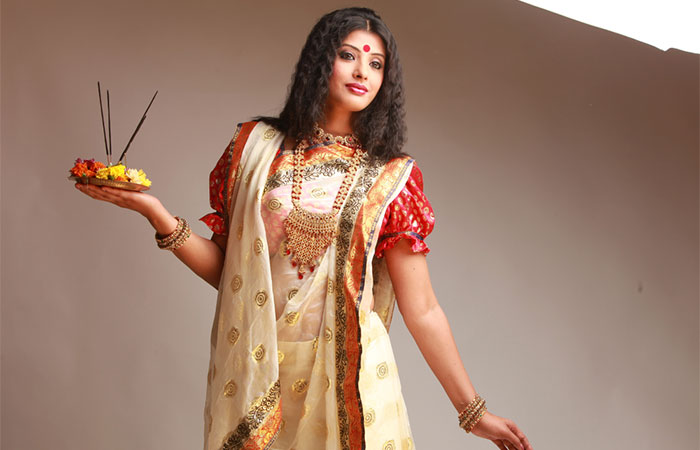 DIY Bengali Style Saree Draping - Watch this 6 Steps Video