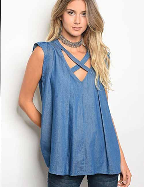 https://www.stylecraze.com/wp-content/uploads/2017/12/17.-Criss-Cross-Chambray-Tunic-Top-With-Jeggings.jpg