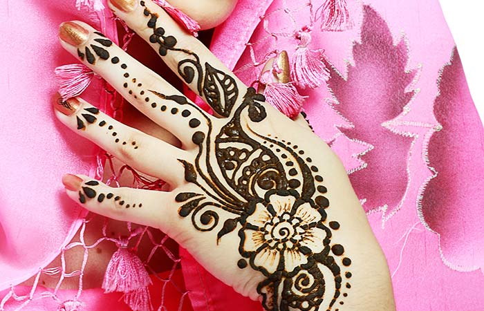 Easy Mehndi Design: छोटे हाथों पर सुंदर लगते हैं मेहंदी के ये डिजाइन, आप भी  करें ट्राई | simple mehndi design for small hands | HerZindagi