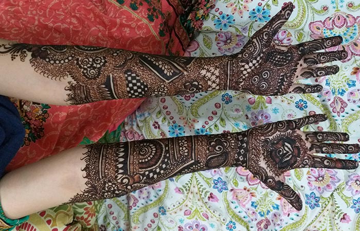 अगर आप भी हाथों के लिए ढूंढ रही हैं आसान मेहंदी डिजाइन, तो Tattoo mehndi के  ये Designs मिनटों में कर देंगें काम आसान