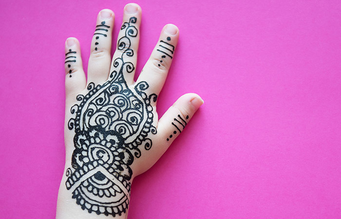 Mehndi Designs: बच्चों के हाथों पर बनाएं जा सकते हैं यह मेहंदी डिजाइन्स -  Grehlakshmi