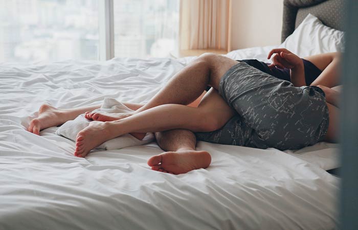 26 Types Of Couple's Sleeping Positions And What They Say About Your  Relationship