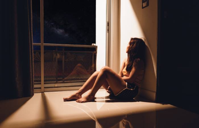 26 Signs She Loves You But Hiding Her Feelings For You