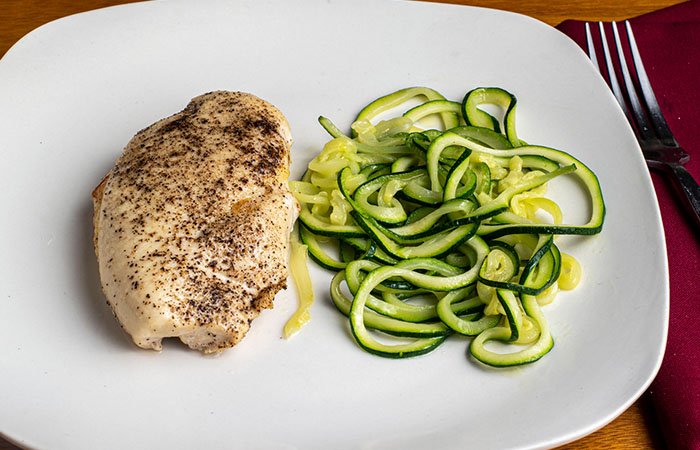 https://www.stylecraze.com/wp-content/uploads/2023/11/Zucchini-noodles-with-pesto-grilled-chicken-as-part-of-the-Optavia-diet.jpg