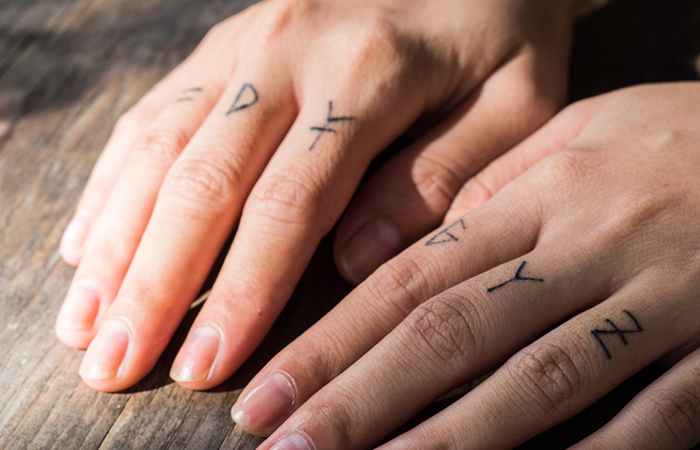 20+ Tiny Finger Tattoos That Delicately Express Your Sense of Style