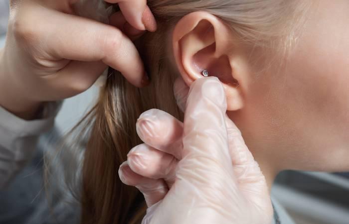 Infected ear lobe on sale symptoms